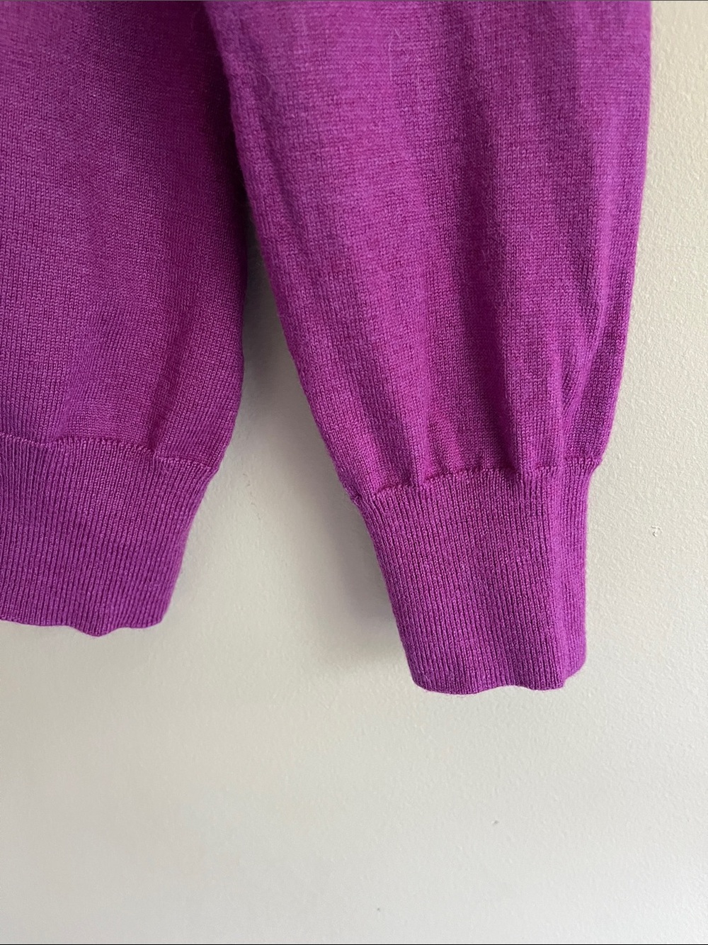 Banana Republic 100% Fine Merino Wool V-Neck Purple/ Magenta Sweater size medium - Picture 7 of 14